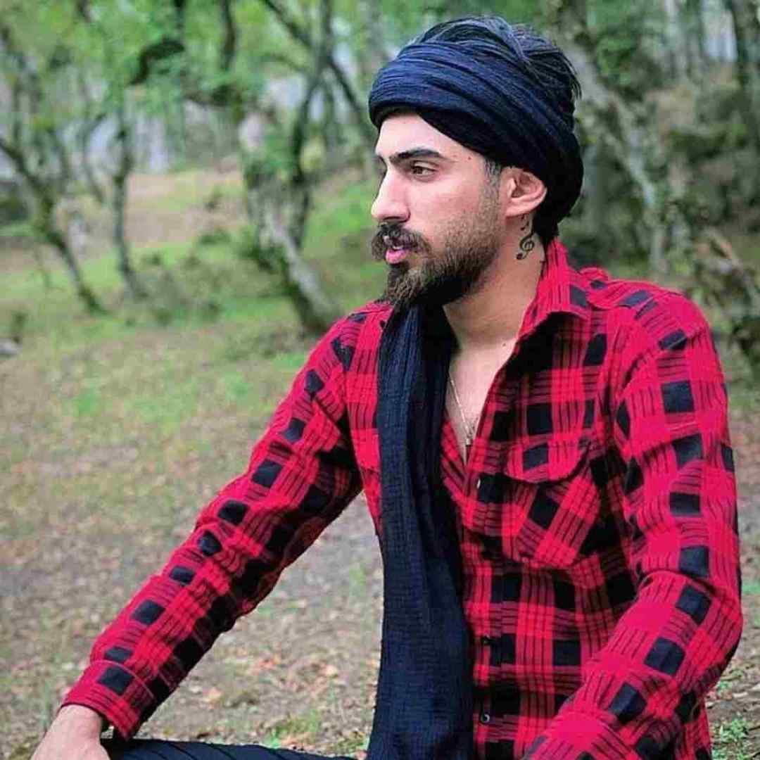 جواد امانی ته صورتی لباس دور بگردم