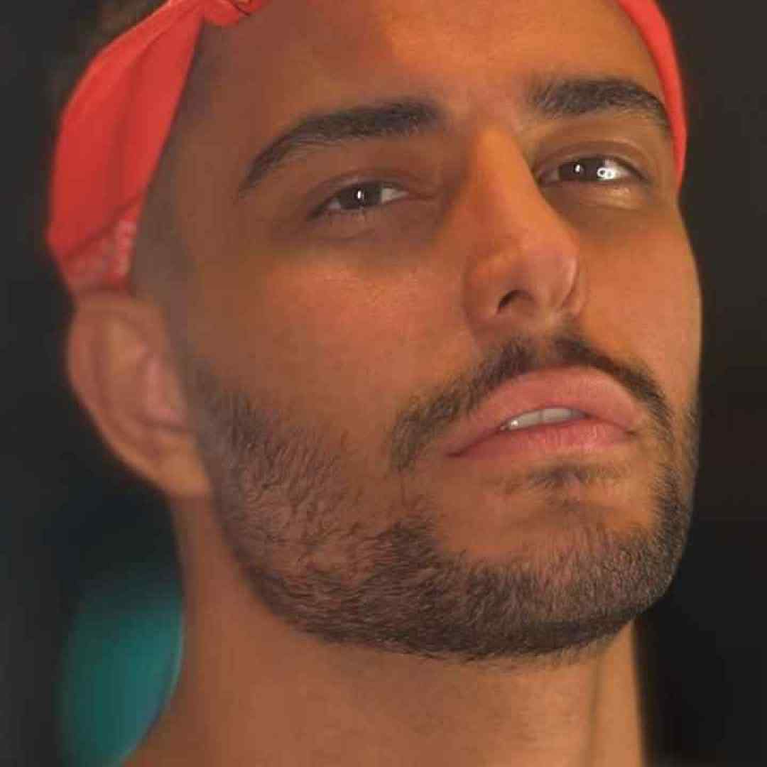 علی حسینی این اصلا شبیه تو نیست همش موهاشو میبنده