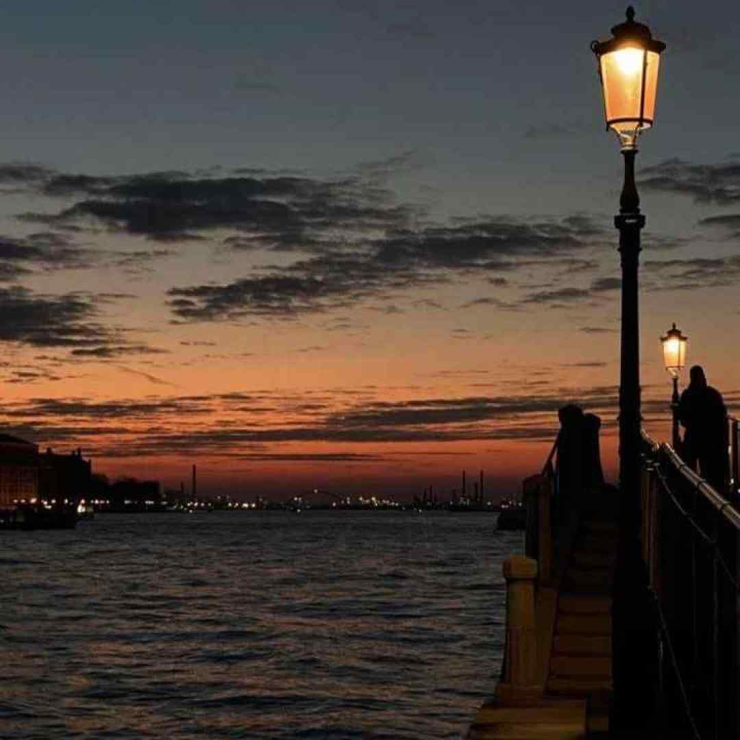 میخونی برای من میمونیم برای هم نداره شرایطم