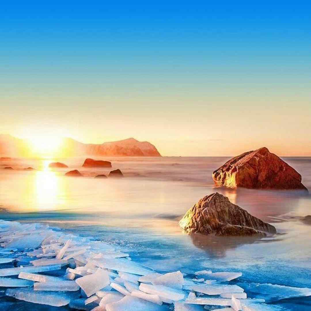 موهاشو بازم شرابی کرد که منو خمارم بکنه با صدای مرد اینستاگرامی