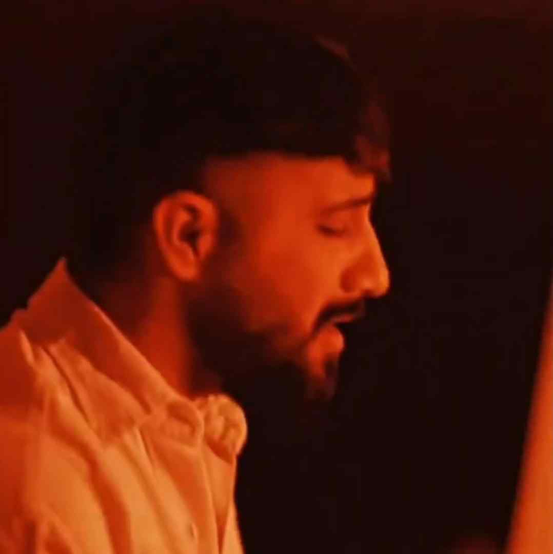 محمد امیری چرا تو اصن هیچی حالیت نی‌