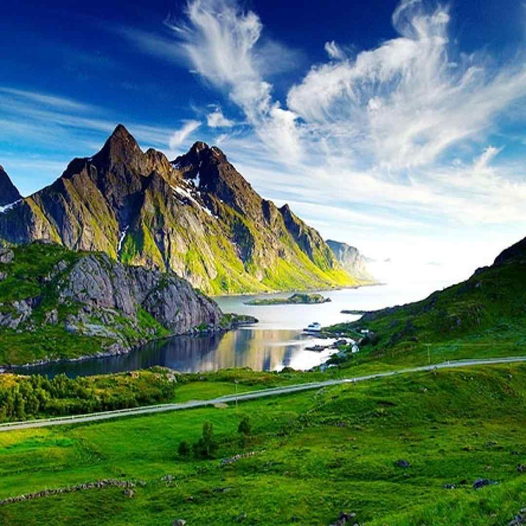  خانم تیبا سواره میگن که ناخن کاره