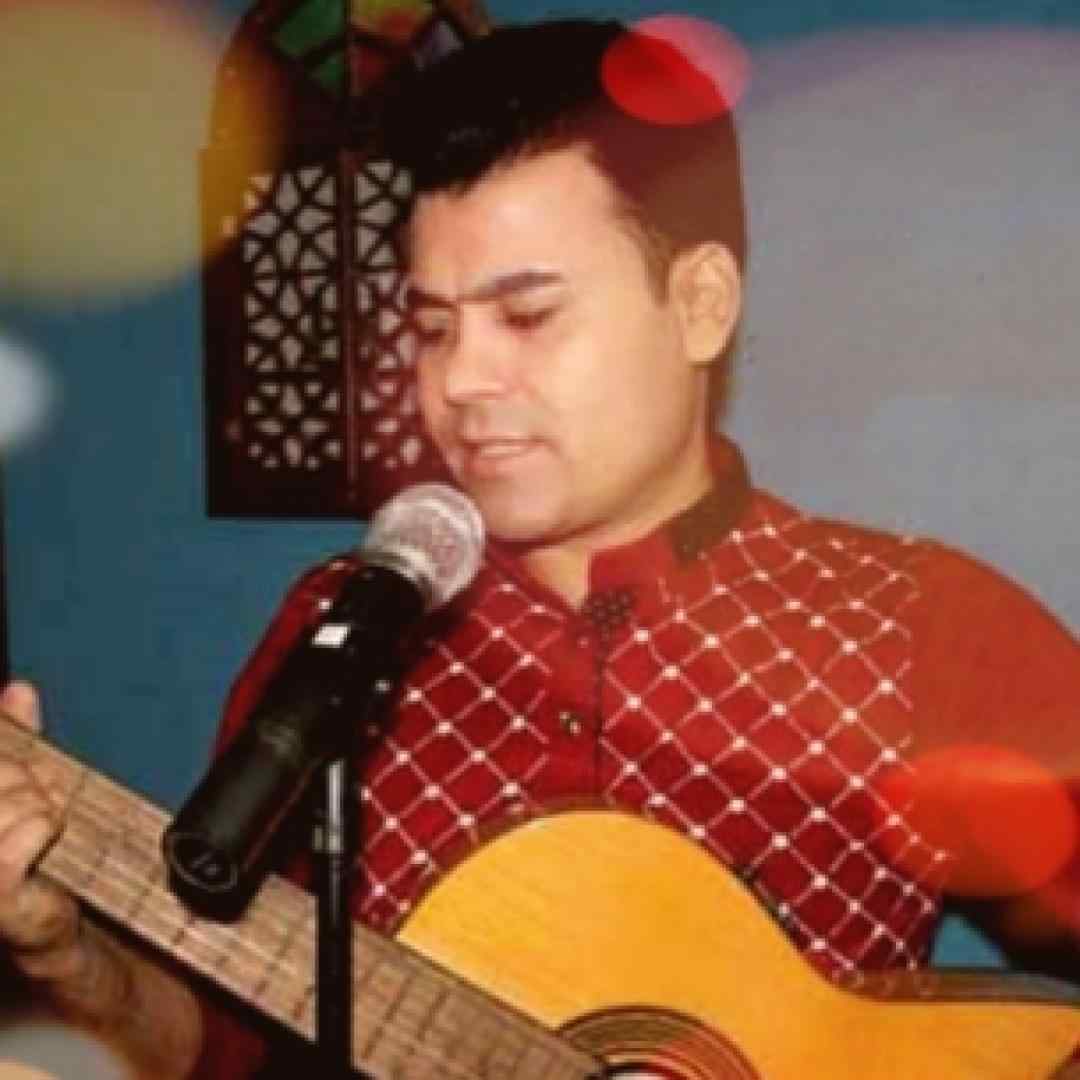 بیدل برزویی دور کمر شال طلایی داری