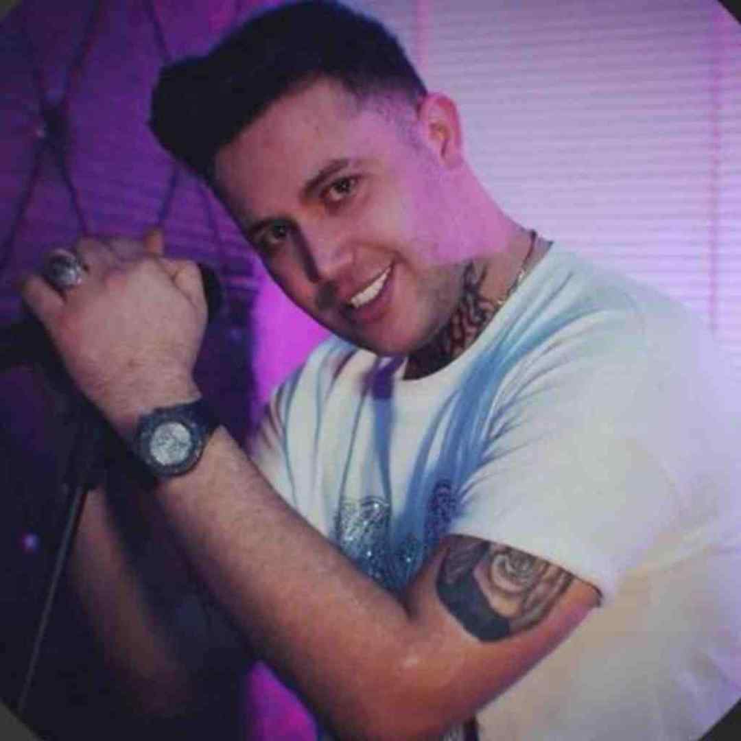 علی احمدیانی انگار تویه جزیرم تونه آغوش میگیرم