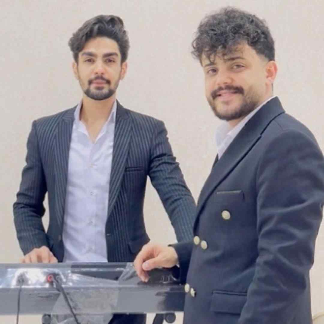 محمد ملایی دور کمر شال طلایی داری یه سینه ریز کهربایی داری