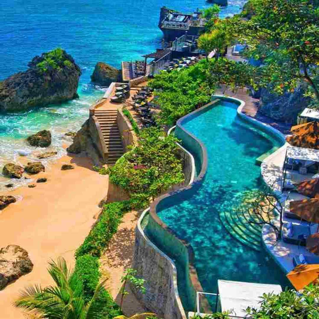 کاکا عزیز دور کمر شال طلایی داری یه سینه ریز کهربایی داری