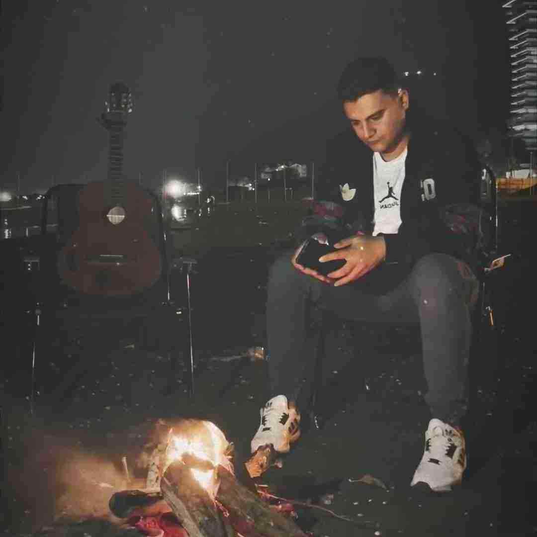 رامین کرمی دلتنگی هر شو کشیدم نخ نخ سیگار دمه باد