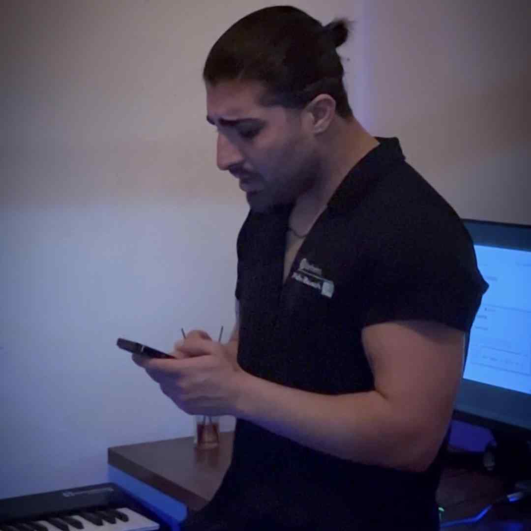 امیر لیام بغض گلوم نمیزاره حرف بزنم