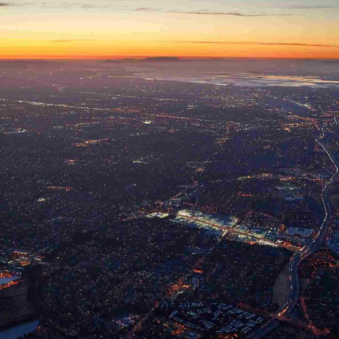  وقتی توی کوچه عطر تو میپیچه دل میگیره بونه با صدای زن