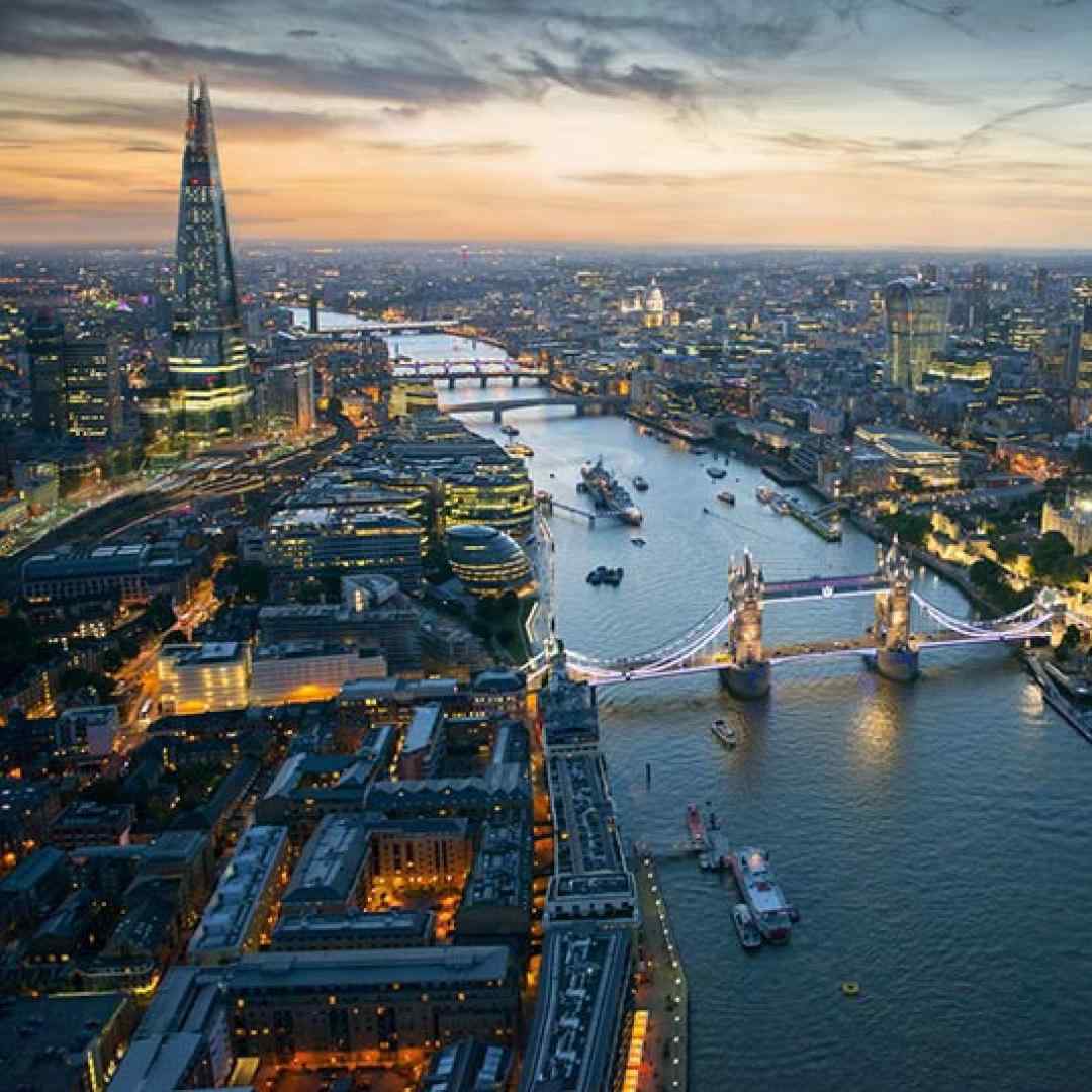 یادمه من روزای اول غروب و طلوع و باهم بودیم با صدای دختر