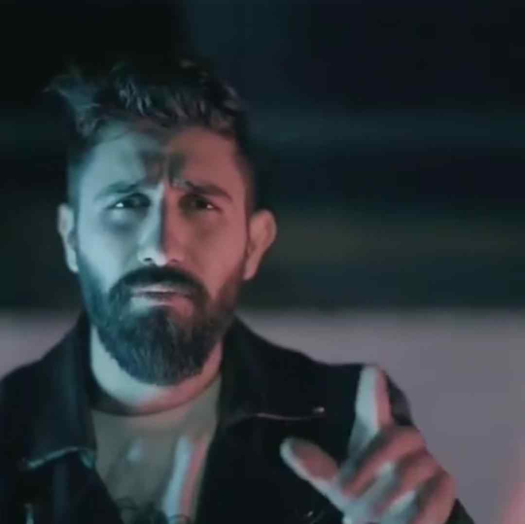 محمد امیری غمی دارم نمیخوابم بغلش تخت میخوابی