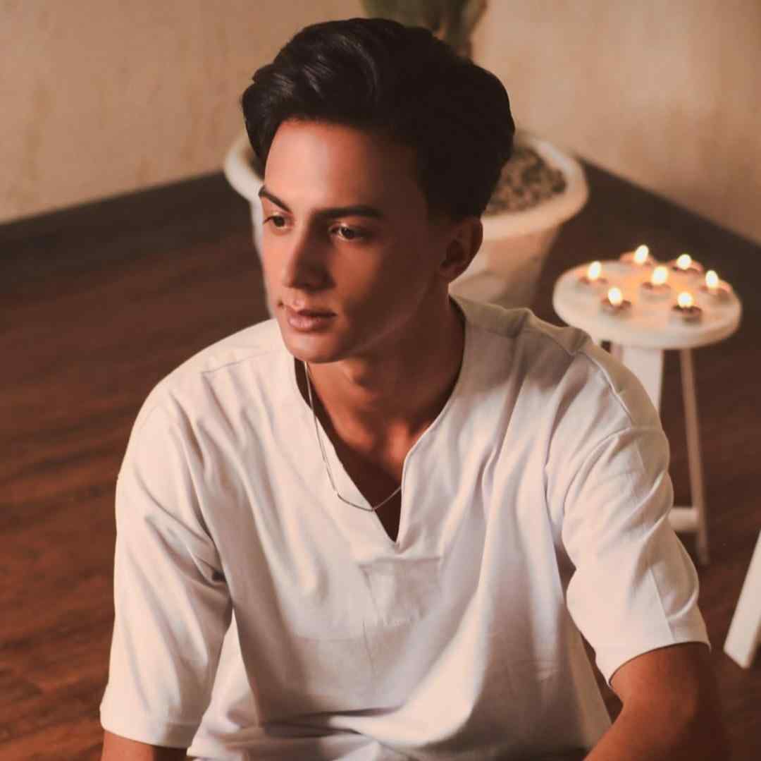 ابوالفضل رحیمی دسته ی گل به دستم بر سر رات نشستم