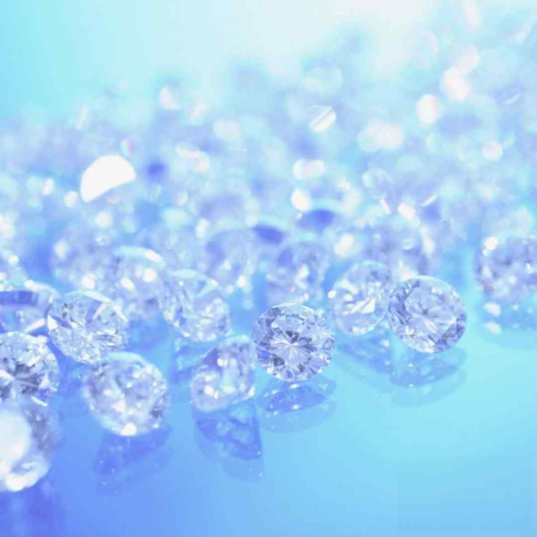 تابستون با دخترا پول پارتی ام اما هنوز هم کلاسیم پا درسشه