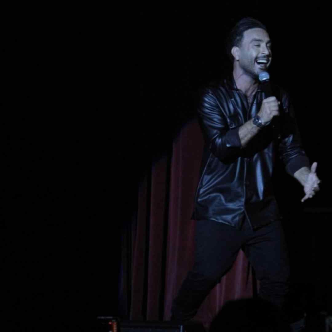 احمد سلو از خودم عکس میگیرم خودم خودمو بغل میگیرم