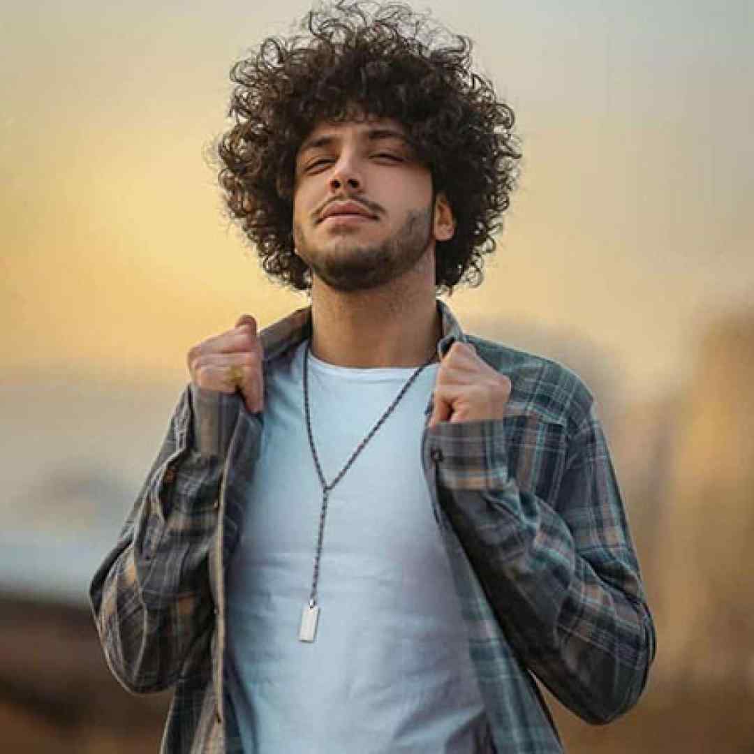 احسان دریادل یه اتاق باشه با دیوارای ناز صورتی