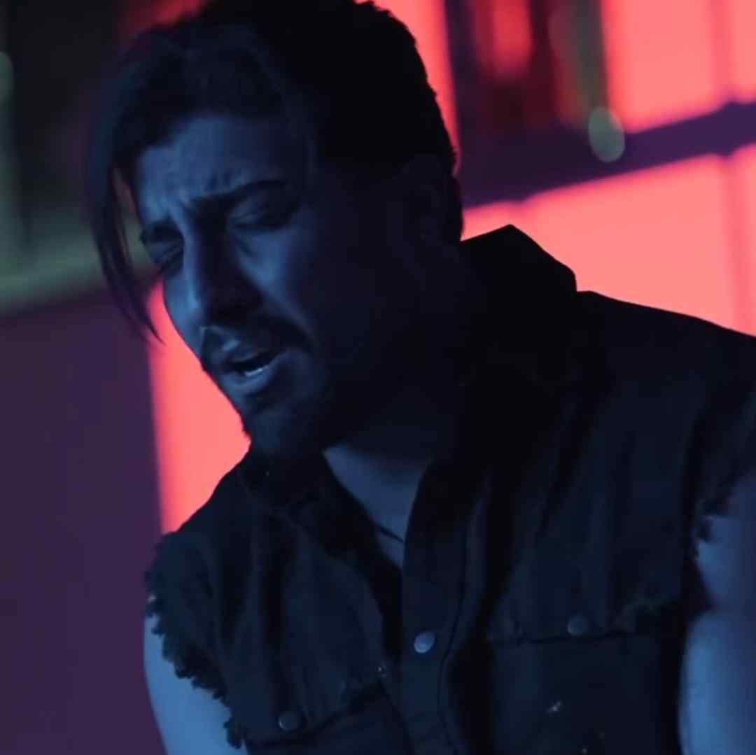 امیر لیام آسمان دلگیره مغزم درگیره یادت که میوفتم قلبم میگیره