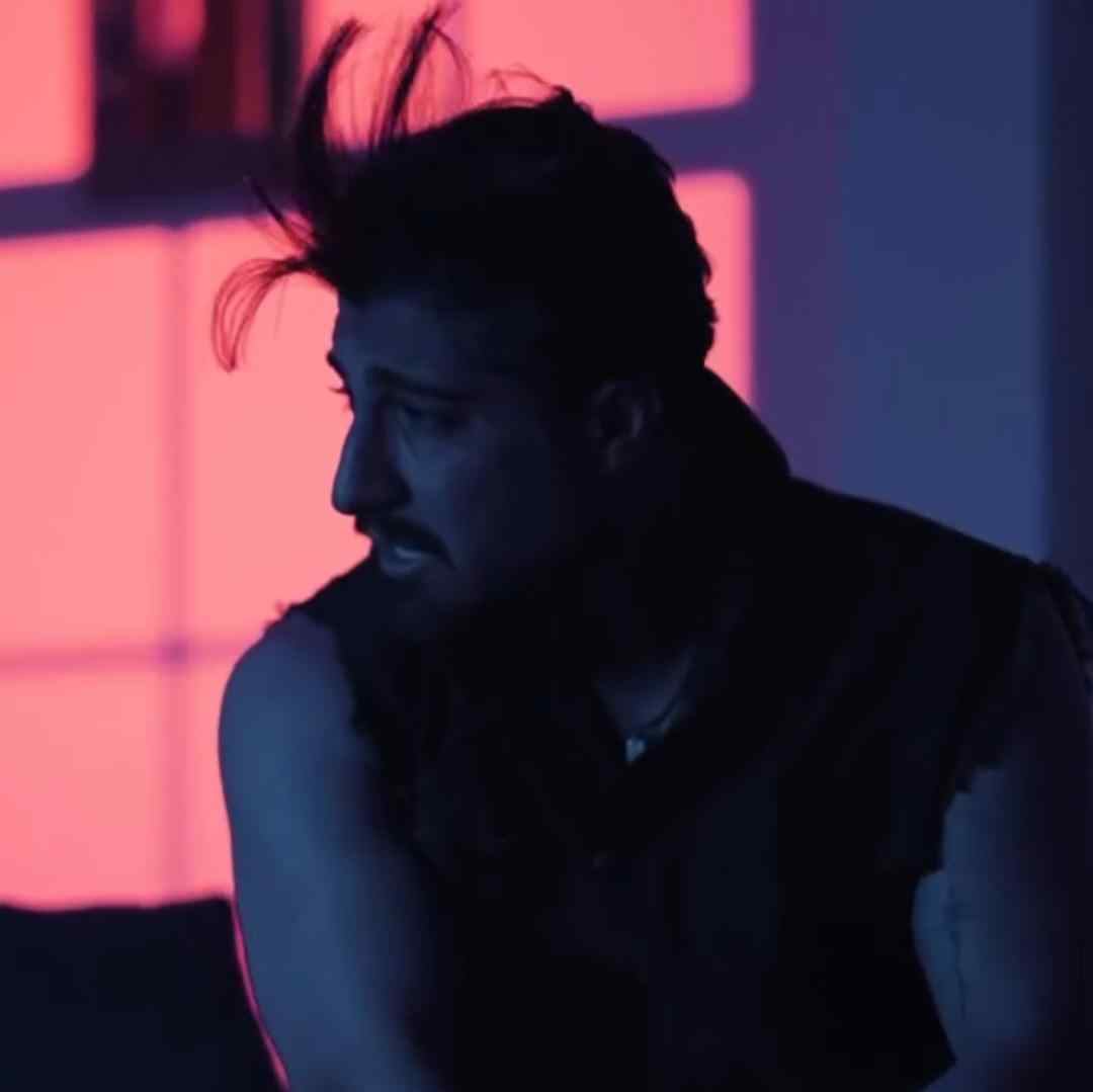 امیر لیام عکساته میبینم مگه ایجو دلم آرام بگیره