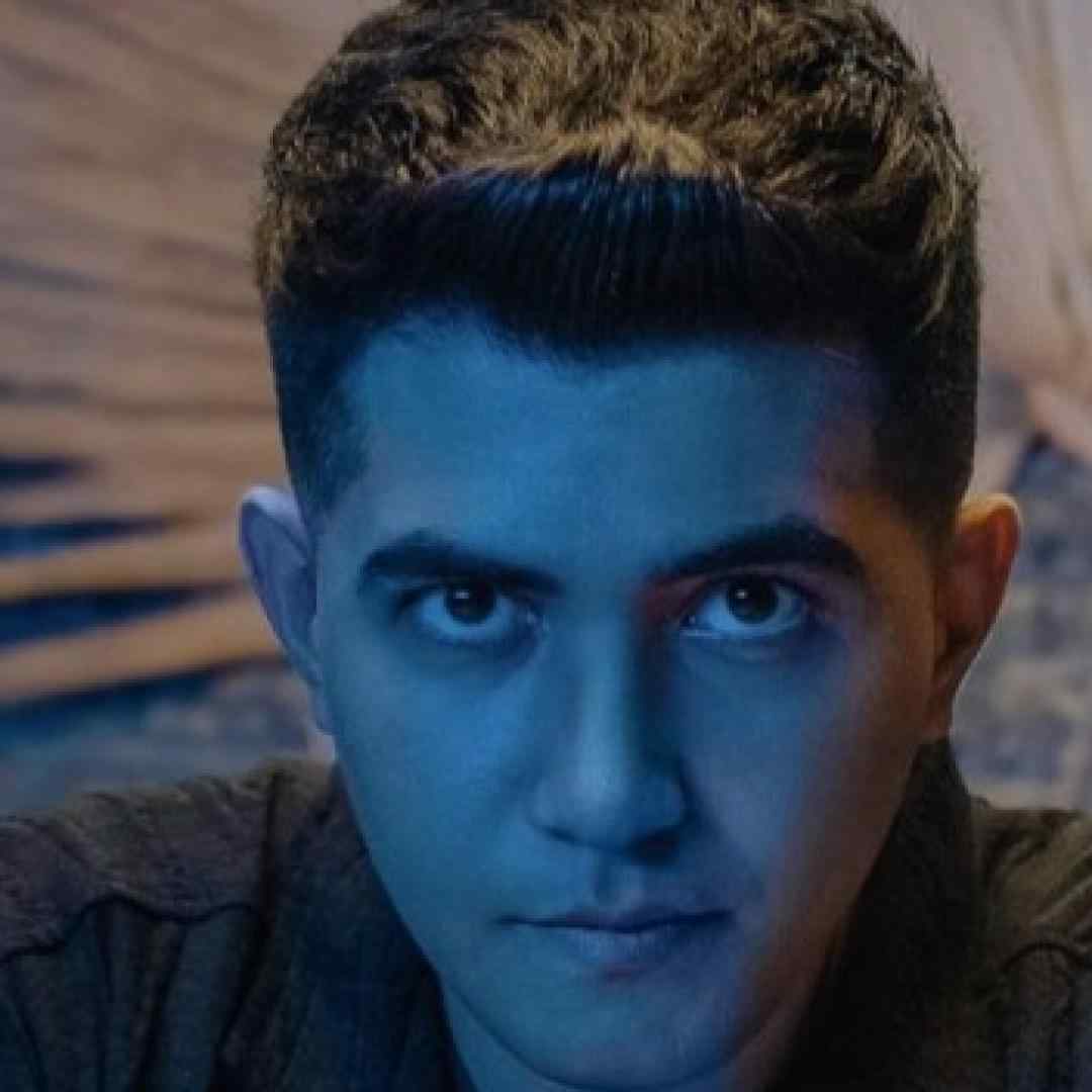 اهورا من فقط رد شد و یک لحظه نگاهش کردم