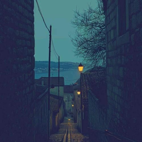 یک پسری مثل من عاشق و بیقراره یه دختری مثل تو قشنگ