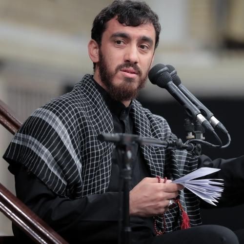 مهدی رسولی چشاش پر از اشک میشه تکیه به دیوار میکنه