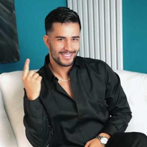 علی حسینی میبوسمت از دور