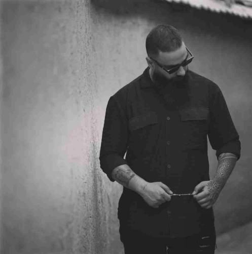 علی میر پشت اون نقاب قشنگ یه گرگ بی ذات پنهان