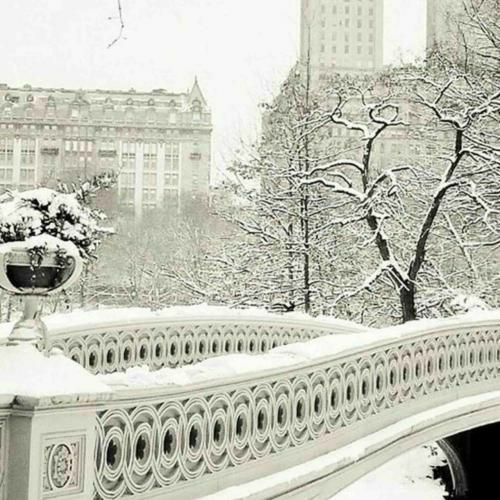 دانلود آهنگ زندگی اینجا میسازه از یه آدم عاشق جانی